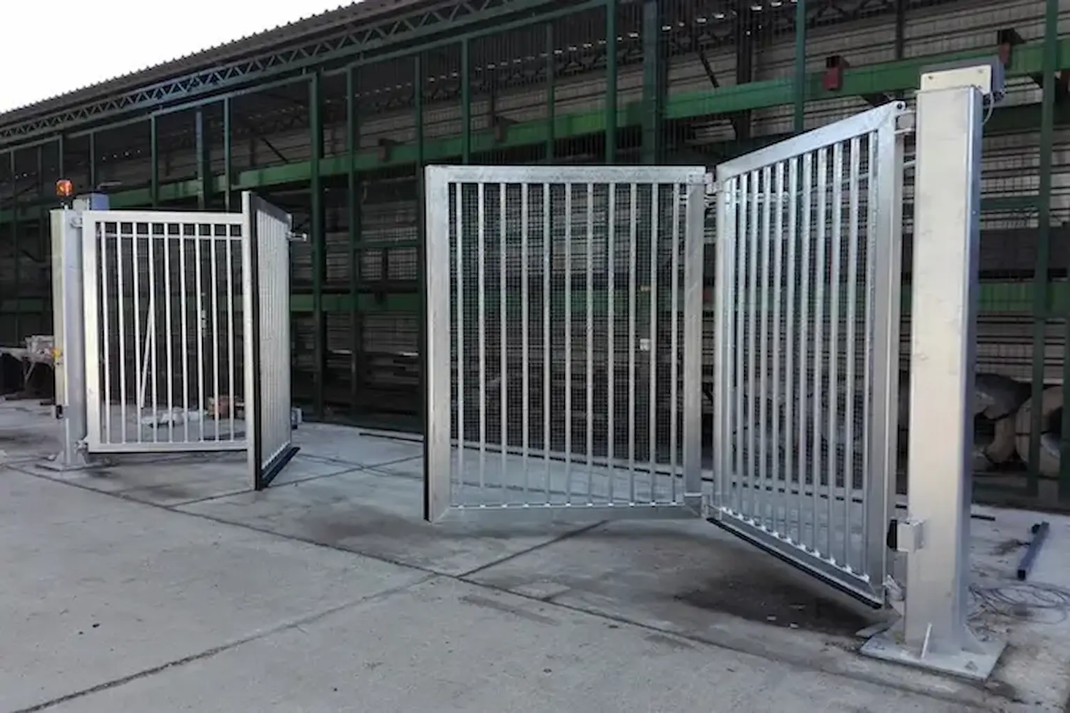Automatic Bi-Folding Gate